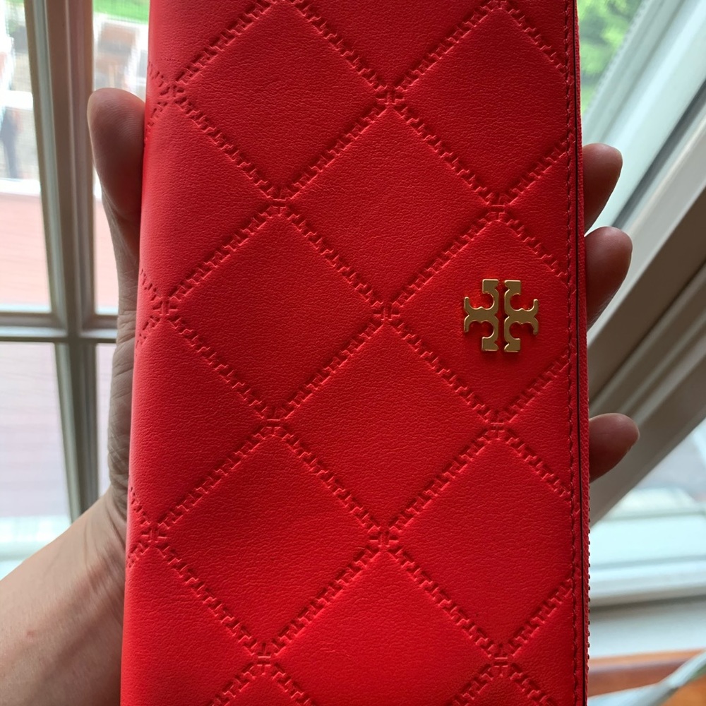 Tory Burch Georgia zip continental wallet. - Picture 9 of 9